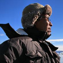 Un chasseur inuit fixe l'horizon.