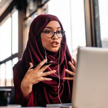 Une femme d'affaires portant le hidjab participe à un appel vidéo sur son ordinateur portable.
