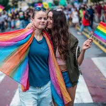 Un couple de femmes se fait l'accolade à une parade de la fierté gaie. LGBTQ 