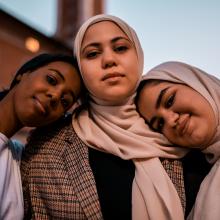 Photo de femmes ensemble portant des hijabs